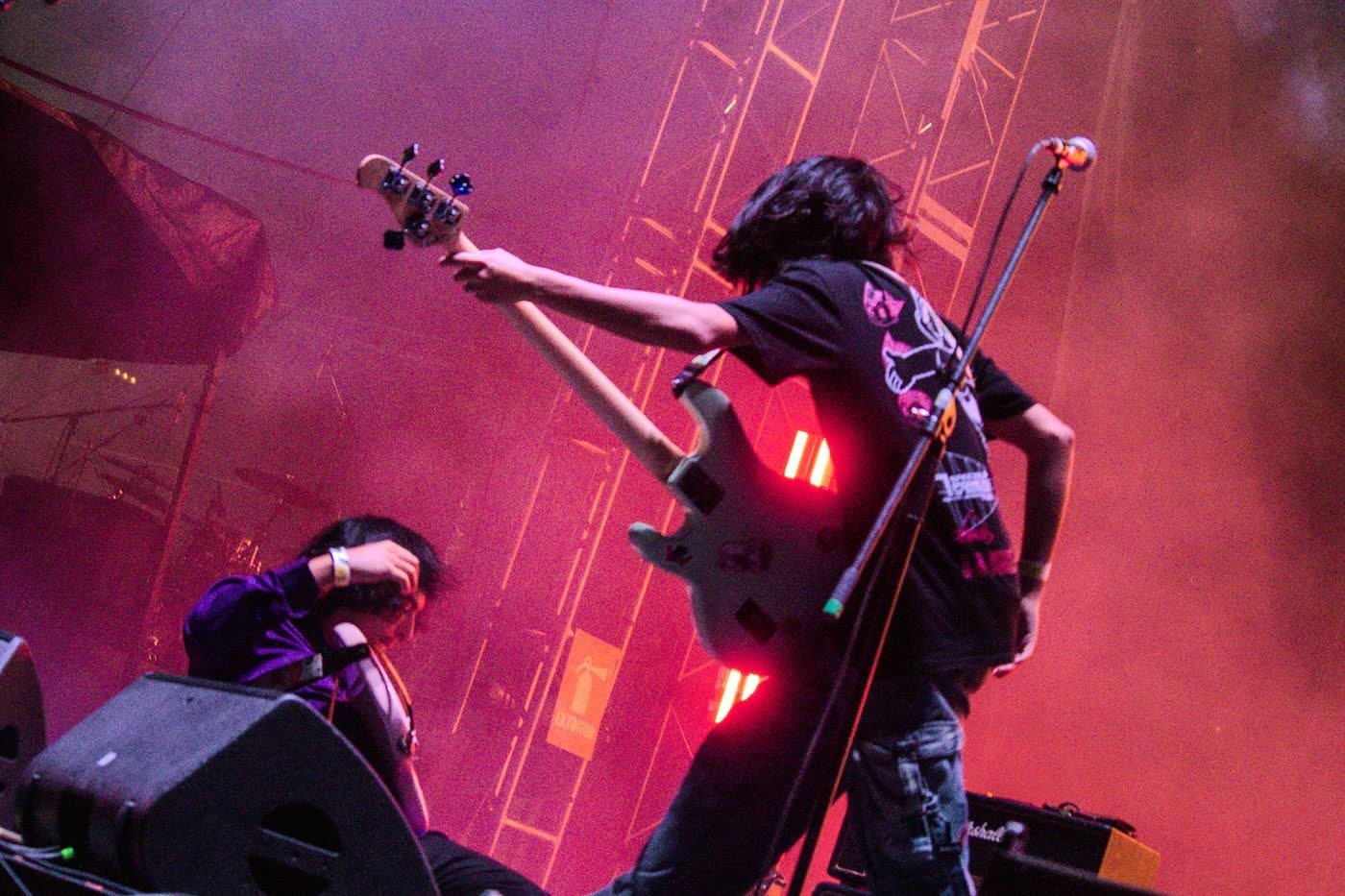 Honey Pot! en vivo bajo luces rojas